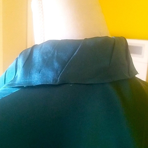 🥀Fabulous Emerald satin blouse - Picture 5 of 8